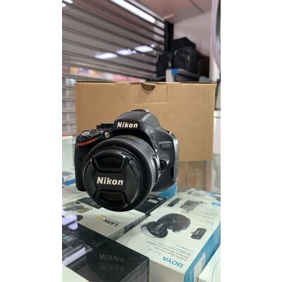 imagem do produto Nikon D5100 com lente AF-S 35mm f/1.8G DX Usada - Aprox 19k - Nikon
