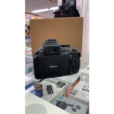 imagem do produto Nikon D5200 com lente AF-P 18-55mm VR - Aprox 11k - Nikon