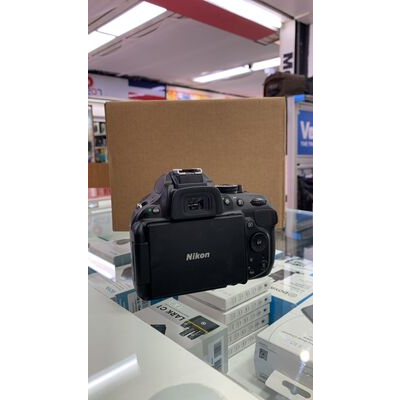 imagem do produto Nikon D5200 com lente AF-S 18-55mm VR - Aprox 13k - Nikon