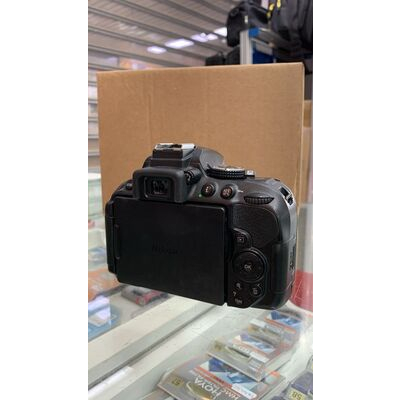 imagem do produto Nikon D5300 com lente AF-S 18 55mm VR Usada - Aprox 10k - Nikon