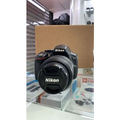 imagem do produto Nikon D5300 com lente AF-S 18 55mm VR Usada - Aprox 12k - Nikon